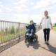 Moeder met zoon in elektrische rolstoel