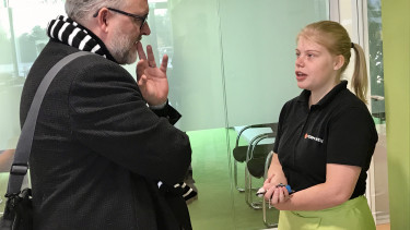 im-Jan Renkema in gesprek met Cheyenne, werkzaam in de horeca op het gemeente huis van Woerden,
