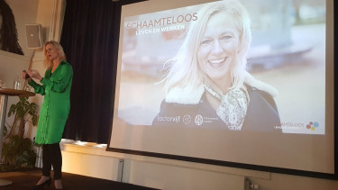 Aukje Nauta presenteert