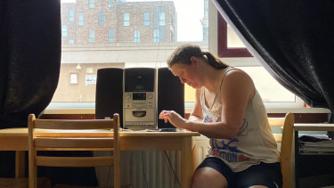 Bianca thuis 1 vrouw zit aan tafel met stereo daarop