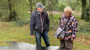 Johan van Ruijven en Conny Kooiman bij de monument in Den Dolder