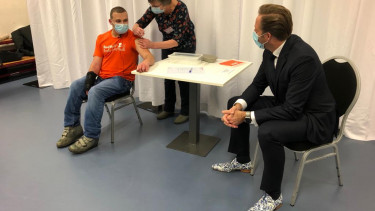 Hugo de Jonge bij vaccinatie Middin