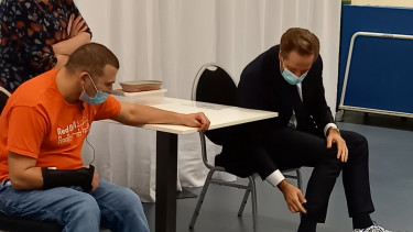 Hugo de Jonge bij vaccinatie Middin