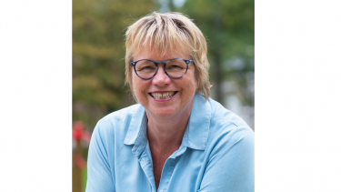 Lachende Marieke Linnebank portretfoto in de buitenlucht