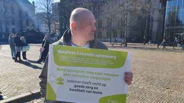 Overhandigen Manifest Gehandicaptenzorg Boris van der Ham