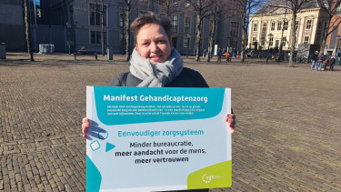 Overhandigen Manifest Gehandicaptenzorg Marjan van der Velde