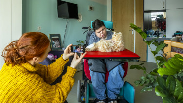 Een ervaringsdeskundige maakt een foto Claudia in de Marius Meijboom te Amsterdam. 