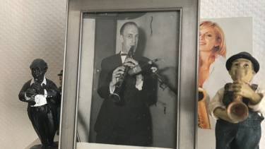 Fotolijst met zwart wit foto van man op blaasinstrument