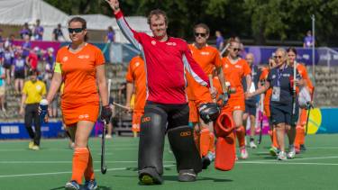 Het Nederlands Hockeyteam voor de Special Olympic loopt het veld op