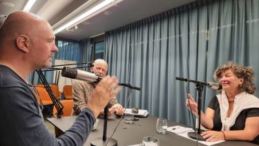 Boris van der Ham, Johan van Ruijven en Illya Soffer zitten aan een tafel achter microfoons in gesprek voor de Stellingcast