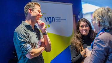 Aanjager Samen Rookvrij in gesprek met aanwezigen op het Congres (niet) roken en de zorg