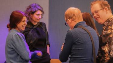 Lisa Westerveld, Kamerlid GroenLinks-PvdA,  lacht en kijkt naar Milan Dorreboom en Ivo de Graad (acteurs De Verwanten)ie ervaringsdeskundige zijn lvb
