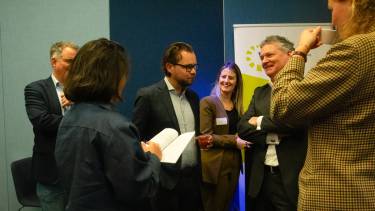 Daan de Kort spreekt met Luka Doppen (begeleider in de gehandicaptenzorg) en Theo van Uum (directeur VGN)