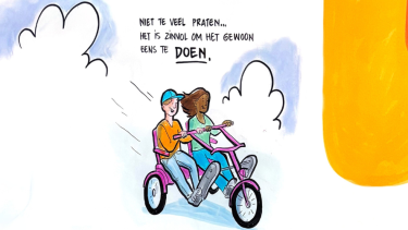 Twee mensen op een skelter