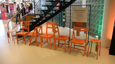 Opvallende stoelen staan verspreid door de ruimte, met daarbij de boodschap dat dit geen plek voor jou is. Aan de stoelen hangen labels met daarop persoonlijke verhalen van mensen met een beperking die zich buitengesloten voelen.