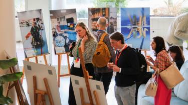 Mensen bekijken de fototentoonstelling 'De eerste inclusieve generatie' van Ieder(in)