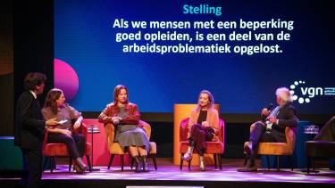 Marlies Bos (Cosis), Annette Pasveer (VolkerWessels Inclusief), Renata Wieringa (Cordaan) en Harry Hummelts (hoogleraar) in gesprek