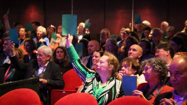De zaal reageert op de stellingen
