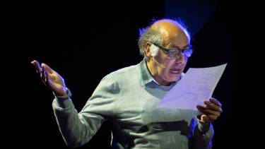 Hassan Ahmida, acteur van Theater Totaal, draagt zijn gedicht 'Leef je leven' voor.