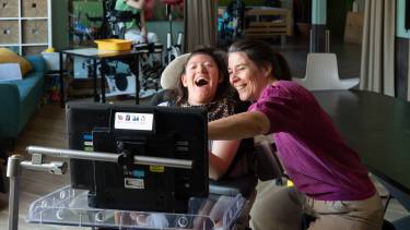 Yrsa (links) en haar  moeder Nicole van den  Dries-Luitwieler: ‘Toen  Yrsa volwassen werd  was er ineens geen  team meer. Ik vond dat  doodeng.