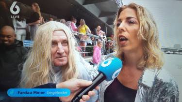 Een man met lange blonde haren en een vrouw met korte blonde haren worden geïntereviewd
