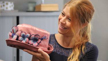 Lisa Westerveld met haar Prinjsesdaghoedje