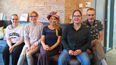 Groepsfoto met de makers van het hoedje