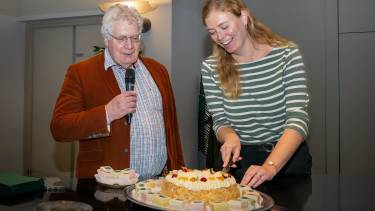 Man en vrouw snijden taart