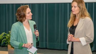 twee vrouwen met microfoon