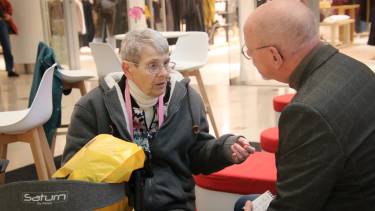 OUdere dame en heer met elkaar in gesprek