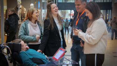Mensen zijn in gesprek en lachen naar elkaar