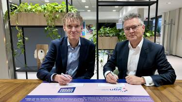 Jan-Kees van Wijnen en Theo van Uum ondertekenen de samenwerking