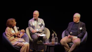 Pauline Meurs en Martin Boekholdt (oud-voorzitters van de stuurgroep Kwaliteitskader Gehandicaptenzorg) nemen deelnemers mee in een ‘Kwali-tijdreis’ langs de ontwikkeling van het kwaliteitsdenken in de gehandicaptenzorg.