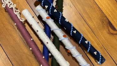 Met de talking sticks gaven deelnemers het gesprek letterlijk en figuurlijk door: samen zetten we de koers uit.