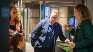 Levendige gesprekken bij de koffiemachine