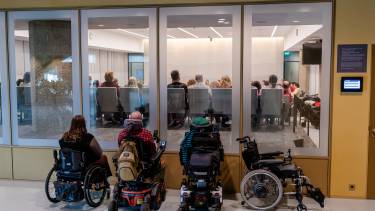 Er is geen plek voor bezoekers in rolstoel bij debat over gehandicaptenbeleid in Tweede Kamer