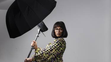 Sylvana Simons die een spotlight vasthoudt