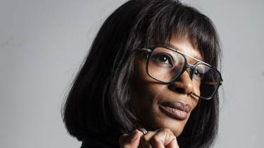 Sylvana Simons die in de verte kijkt