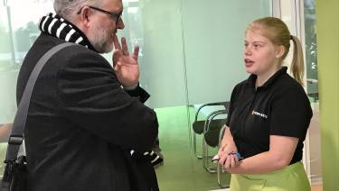 im-Jan Renkema in gesprek met Cheyenne, werkzaam in de horeca op het gemeente huis van Woerden,