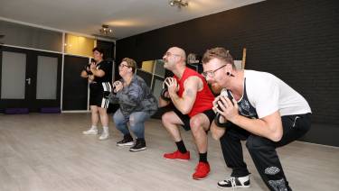 Nars Martinus (rechts) hoopt dat de sportschool hem ook vrienden oplevert.