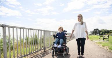 Moeder met zoon in elektrische rolstoel