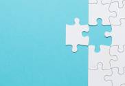 witte puzzel op blauwe achtergrond mist een stukje