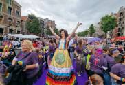 Phoebe Crystal in zelfgemaakte jurk op de boot Pride Amsterdam